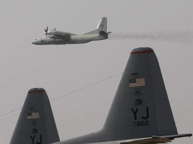 Máy bay AN-32 của Không quân Ấn Độ bay qua các máy bay C-130H của Không quân Mỹ trong một cuộc tập trận chung tại Ấn Độ vào năm 2009 - Ảnh: Reuters 