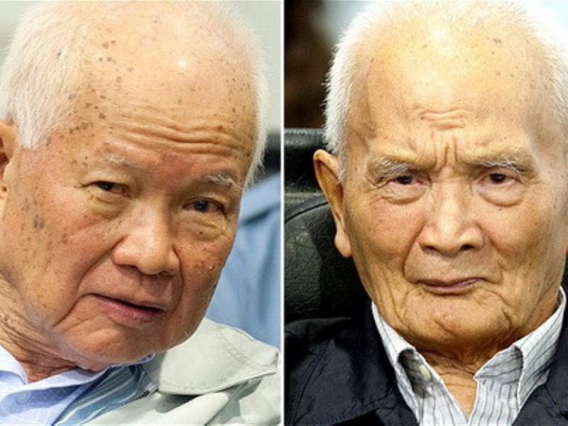Hai cựu thủ lĩnh Khmer Đỏ, gồm Nuon Chea (89 tuổi, phải) và Khieu Samphan (84 tuổi) trong phiên xét xử hồi năm 2014 - Ảnh: Reuters