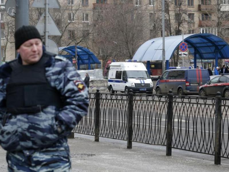 Cảnh sát canh gác gần nhà ga tàu điện ngầm Oktyabrskoye Pole ở thủ đô Moscow (Nga), nơi vú em chặt đầu bé gái rồi mang đến đây và bị bắt vào ngày 29.2.2016 - Ảnh: Reuters