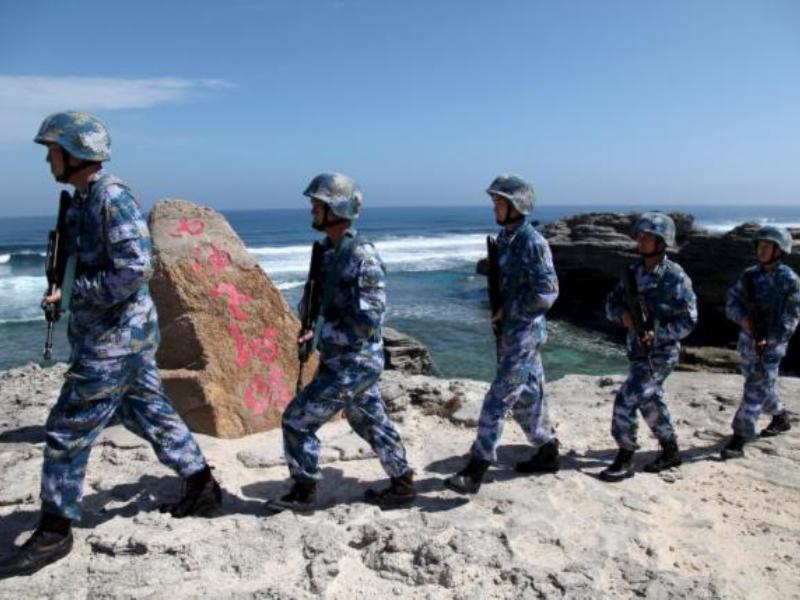 Lính Trung Quốc tuần tra phi pháp trên đảo Phú Lâm, thuộc quần đảo Hoàng Sa của Việt Nam - Ảnh: Reuters