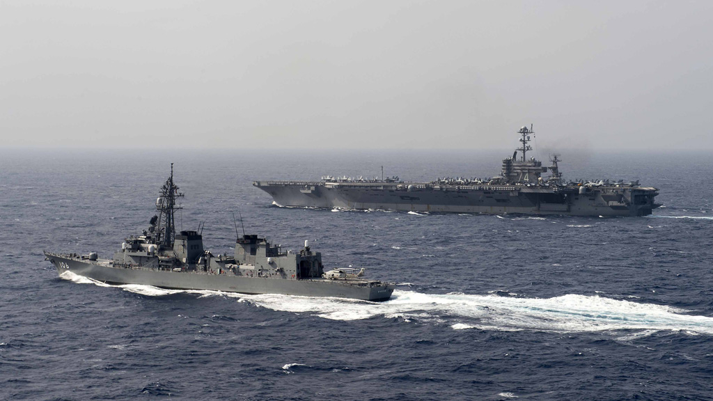 Tàu sân bay Mỹ USS John C. Stennis (CVN 74) cùng tàu khu trục Nhật Bản Samidare trên biển Philippines ngày 22.2.2016 - Ảnh: Hải quân Mỹ