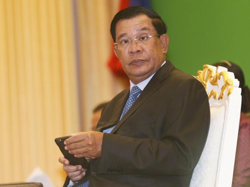 Lorn Chenda (trái) đã cầu cứu Thủ tướng Campuchia Hun Sen thông qua Facebook để giải cứu bạn trai Kong Chamroeun bị xử oan tội trộm cắp tài sản công ty - Ảnh: Reuters