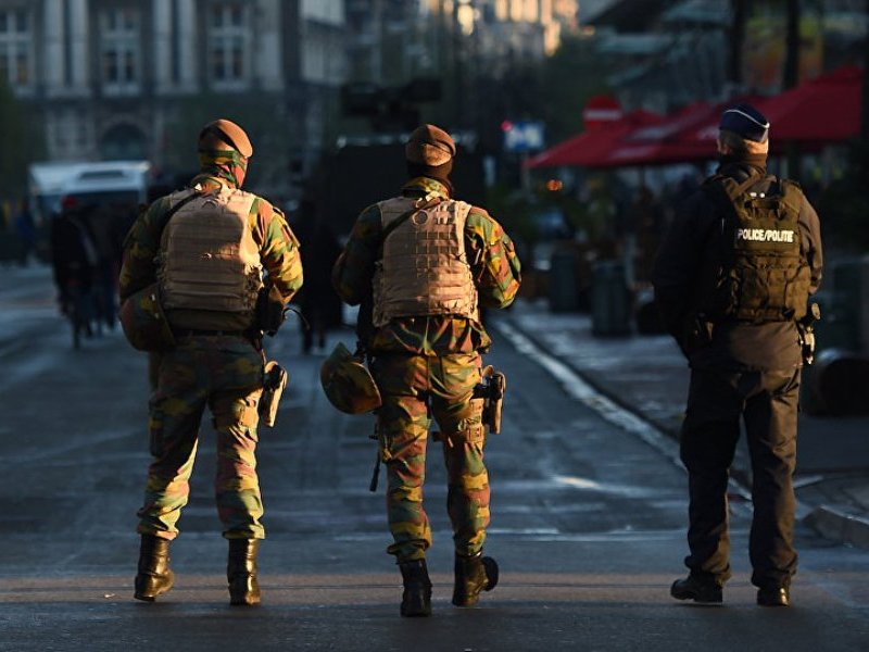 Binh sĩ và cảnh sát tuần tra trên một con đường ở Bỉ - Ảnh: AFP