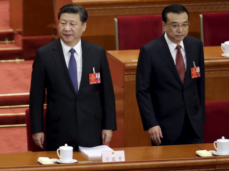 Chủ tịch Trung Quốc Tập Cận Bình (trái) và Thủ tướng Trung Quốc Lý Khắc Cường trong phiên họp quốc hội thường niên ngày 5.3.2016 - Ảnh: Reuters