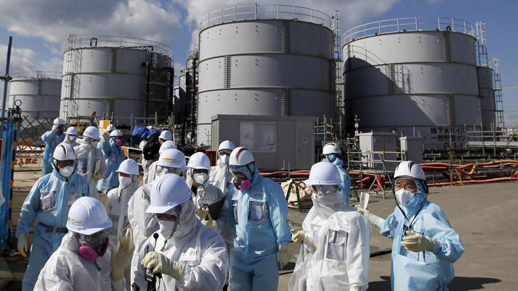 Đoàn nhà báo tại khu vực tồn trữ nước thải phóng xạ của nhà máy điện Fukushima Daiichi ngày 10.2.2016. Nơi đây bị tàn phá do động đất đến 9 độ Richter tạo ra sóng thần ngày 11.3.2011, khiến nhà máy bị rò rỉ phóng xạ nghiêm trọng - Ảnh: Reuters