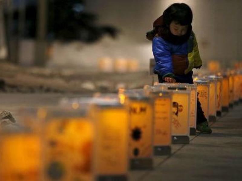 Lồng đèn được thắp sáng trong lễ cầu nguyện cho các nạn nhân thảm họa động đất - sóng thần ngày 11.3.2011 - Ảnh: Reuters