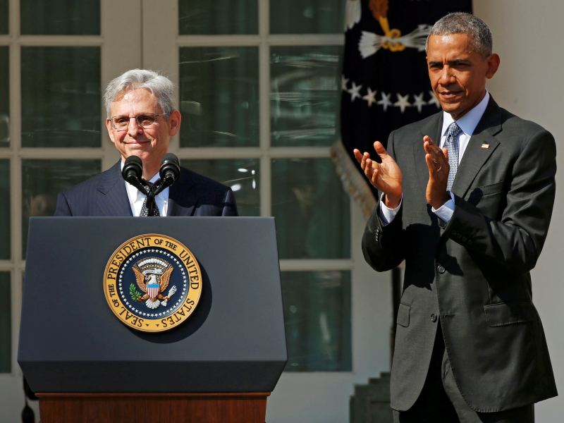 Chánh án Tòa án Phúc thẩm Quận Columbia, ông Merrick Garland (trái) phát biểu bên cạnh Tổng thống Mỹ Barack Obama tại Nhà Trắng ngày 16.3.2016 - Ảnh: Reuters