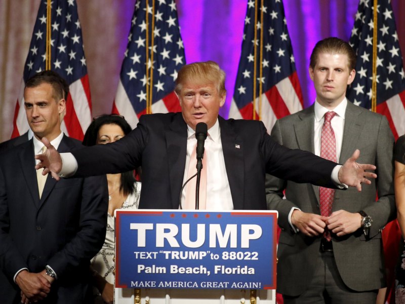 Ứng viên tổng thống Donald Trump đứng giữa giám đốc phụ trách chiến dịch tranh cử Corey Lewandowski (trái) và con trai Eric (phải) trong buổi họp báo tại bang Florida ngày 15.3.2016 - Ảnh: Reuters