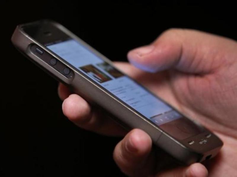 Cảnh sát và công chức Kazakhstan bị cấm sử dụng smartphone ở nơi làm việc - Ảnh: Reuters