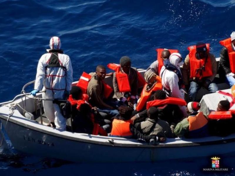 Hải quân Ý công bố hình ảnh chiến dịch giải cứu trên 900 người di cư ở eo biển Sicily - Ảnh: Reuters