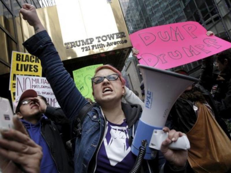 Người biểu tình tuần hành gần tòa nhà Trump của Donald Trump ở thành phố New York, Mỹ ngày 19.3.2016 - Ảnh: Reuters
