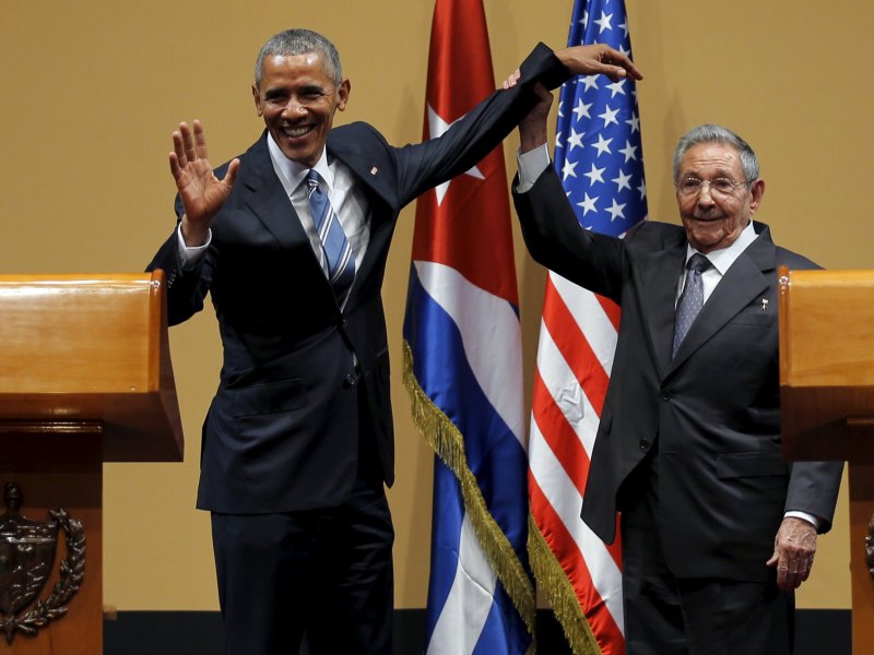 Cái nắm tay kỳ lạ của Chủ tịch Cuba Raul Castro và Tổng thống Mỹ Barack Obama tại buổi họp báo chung ở Havana ngày 21.3.2016 - Ảnh: Reuters