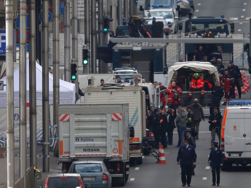 Lực lượng cảnh sát và cứu hộ có mặt tại hiện trường vụ nổ ở nhà ga tàu điện ngầm Maelbeek,thủ đô Brussels, Bỉ ngày 22.3.2016 - Ảnh: Reuters