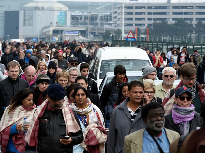 Hành khách được sơ tán khỏi sân bay Zaventem, thủ đô Brussels (Bỉ) sau hai vụ nổ ngày 22.3 - Ảnh: AFP