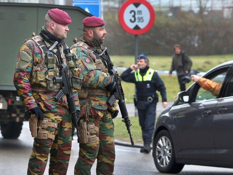Binh sĩ Bỉ tại một điểm chốt chặn gần sân bay Zaventem, Brussels - Ảnh: Reuters
