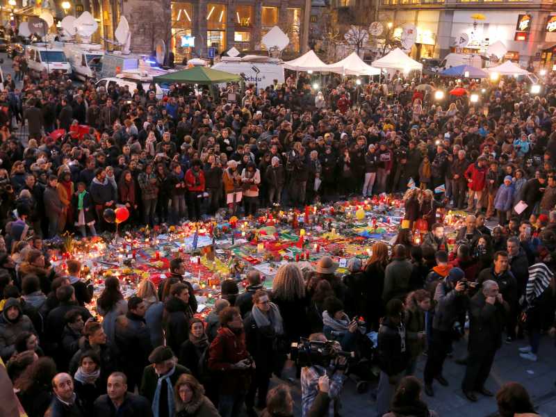 ​Người dân Bỉ ngày 24.3 tham gia lễ tưởng niệm nạn nhân thiệt mạng trong hai vụ tấn công ở Brussels - Ảnh: Reuters 