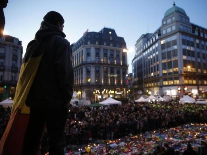 Người dân Bỉ làm lễ cầu nguyện cho các nạn nhân thiệt mạng trong vụ tấn công Brussels khiến 31 người chết và 300 người bị thương - Ảnh: Reuters