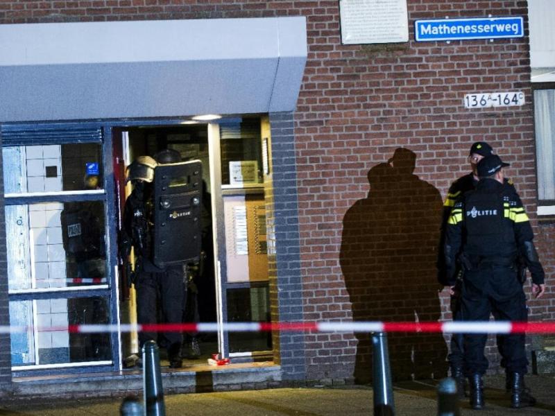 Cảnh sát chống khủng bố Hà Lan đột kích một căn nhà ở thành phố Rotterdam, bắt giữ nghi phạm người Pháp 32 tuổi - Ảnh: AFP