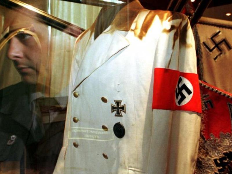 Khách tham quan trước tủ kính chứa trang phục của trùm phát xít Adolf Hitler trong một đợt trưng bày đặc biệt tại một bảo tàng ở thành phố St. Petersburg, Nga - Ảnh: Reuters
