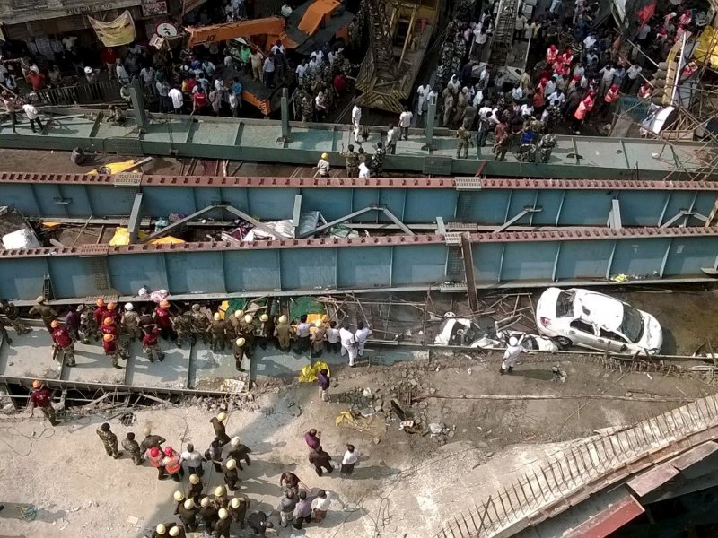 Cầu vượt đang thi công ở thành phố Kolkata (Ấn Độ) bị sập ngày 31.3, ít nhất 14 người chết và 150 người bị chôn vùi - Ảnh: Reuters
