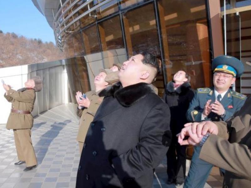Lãnh đạo Triều Tiên Kim Jong-un thị sát một cuộc phóng tên lửa - Ảnh: Reuters