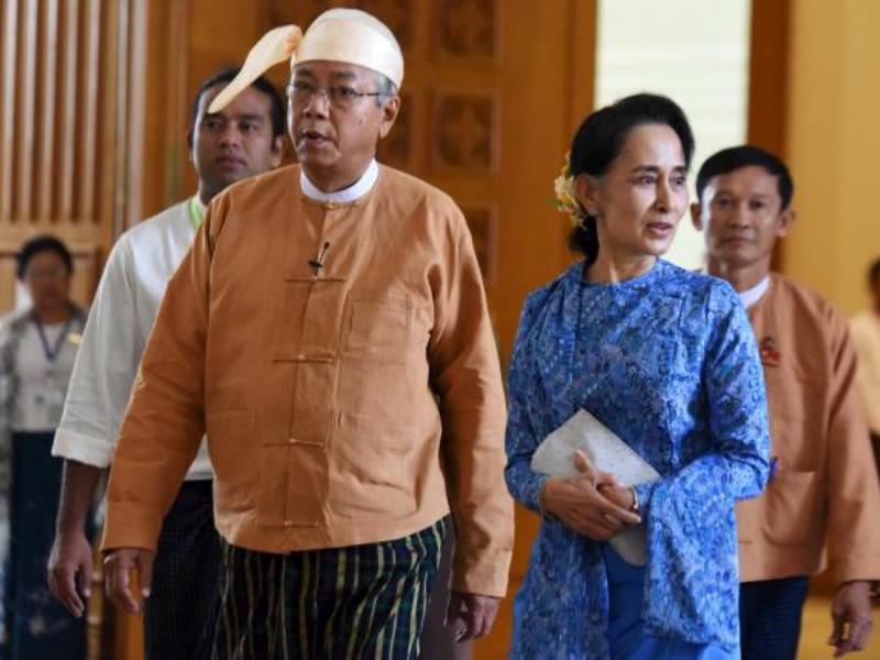 Tân Tổng thống Myanmar Htin Kyaw và bà Aung San Suu Kyi, lãnh đạo NLD, đến Quốc hội tại thủ đô Naypyitaw ngày 30.3.2016 - Ảnh: Reuters