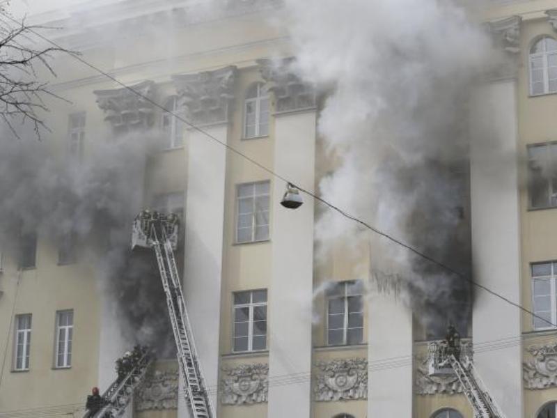 Lính cứu hỏa nỗ lực dập tắt ngọn lửa ở tòa nhà Bộ Quốc phòng Nga ngày 3.4.2016 - Ảnh: Reuters