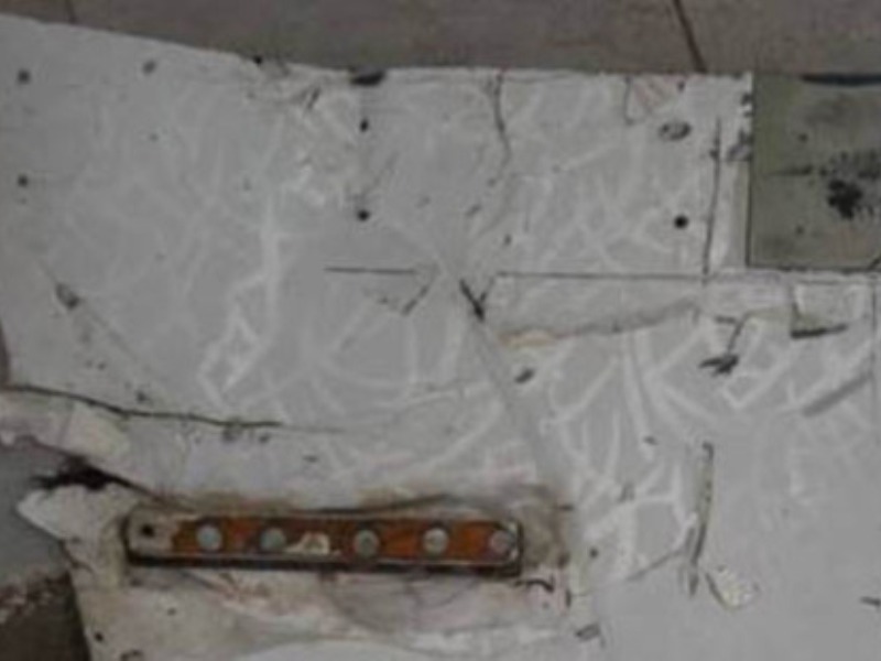 Mảnh vỡ vừa phát hiện được cho là thuộc cabin hạng thương gia của máy bay MH370 - Ảnh: Twitter