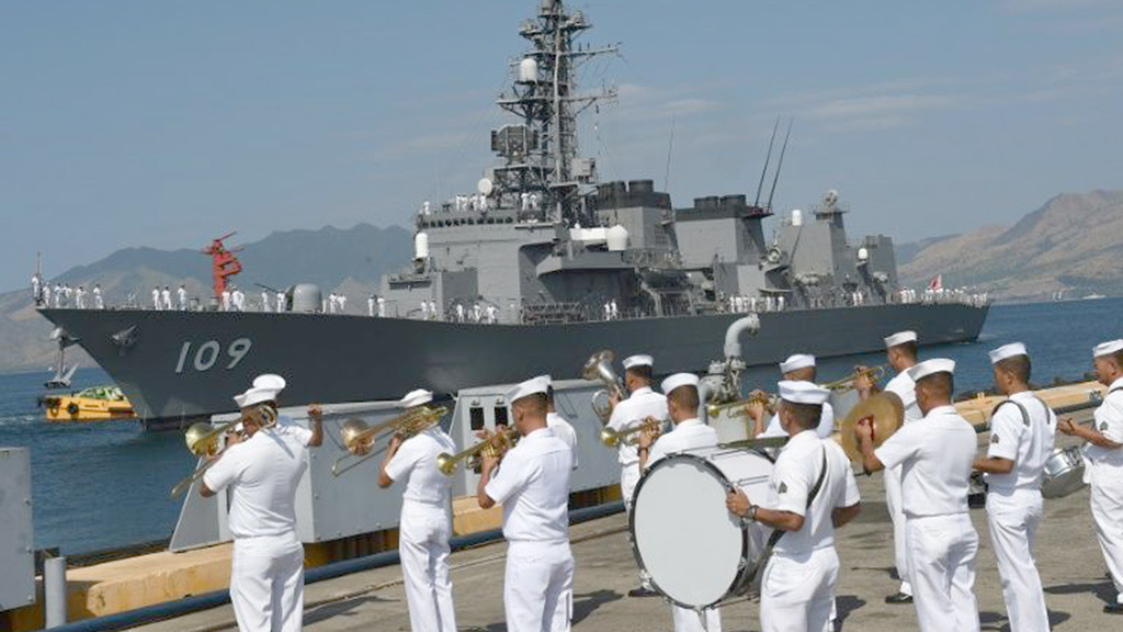 Dàn quân nhạc Philippines chào đón khu trục hạm Nhật Bản JS Ariake ghé cảng Subic ngày 3.4.2016 - Ảnh: AFP