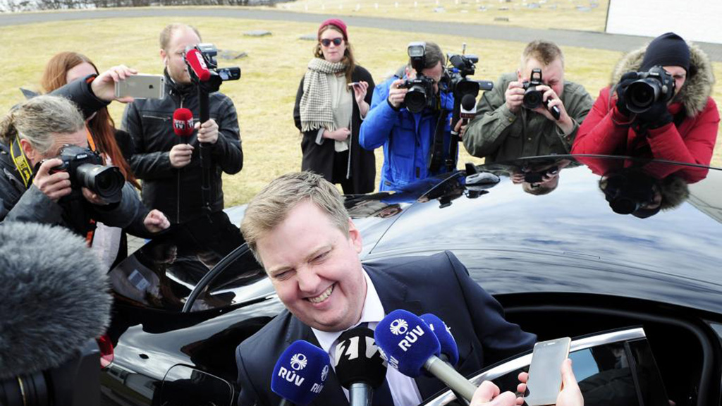 Thủ tướng Iceland, Sigmundur Gunnlaugsson, tuy tuyên bố từ chức vẫn còn cười đùa với phóng viên báo đài bên ngoài dinh tổng thống ở Reykjavik, Iceland ngày 5.4.2016 - Ảnh: Reuters