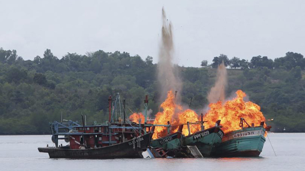 Indonesia đánh chìm tàu cá nước ngoài đánh bắt trái phép trong vùng biển nước này, tại Batam, đảo Riau ngày 5.4.2016 - Ảnh: Reuters