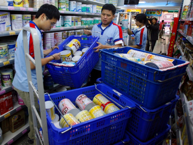 Nhiều bậc cha mẹ chuyển sang mua sữa nhập sau vụ bê bối sữa bột nhiễm melamine khiến 300.000 trẻ em Trung Quốc nhiễm bệnh - Ảnh: Reuters