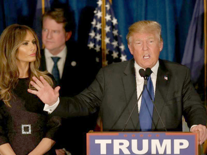 Ứng viên tổng thống Mỹ Donald Trump phát biểu cùng vợ là cựu người mẫu Melania Trump - Ảnh: Reuters