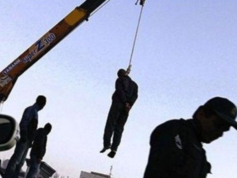Iran dùng cần cẩu treo cổ tử tù - Ảnh: Reuters
