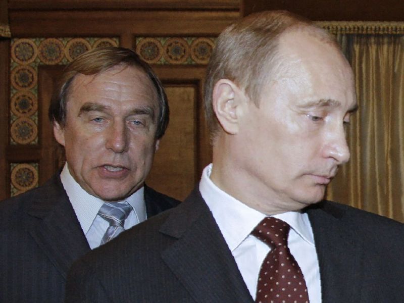Tổng thống Nga Vladimir Putin ngày 7.4 lên tiếng bảo vệ sự trong sạch của người bạn Sergei Roldugin (bên trái) - Ảnh: AFP