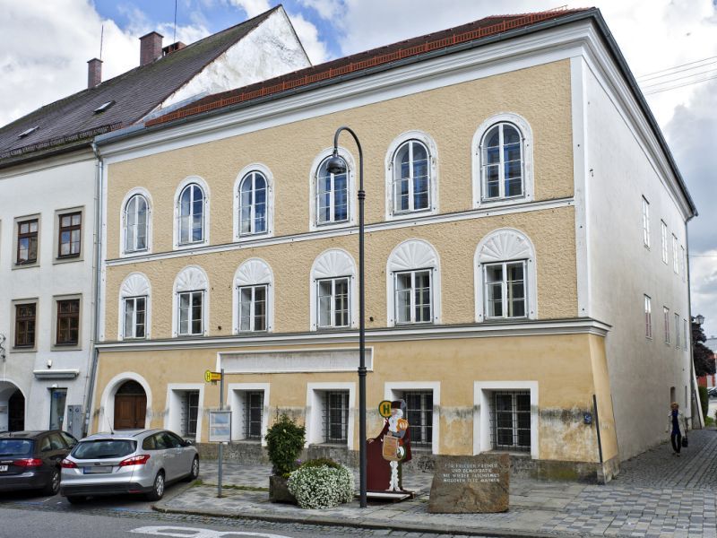 Áo muốn tịch thu căn nhà nơi Hitler chào đời tại địa chỉ số 15 đường Salzburger Vorstadt, thị trấn Braunau am Inn - Ảnh: AFP