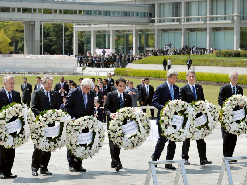Ngoại trưởng các nước G7 đặt vòng hoa tưởng niệm tại khu tưởng niệm hòa bình Hiroshima, Nhật Bản - Ảnh: Reuters
