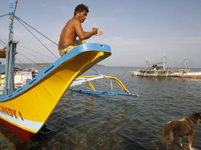 Ngư dân Philippines gần như trắng tay vì mất ngư trường ở khu vực bãi cạn Scarborough, và thường bị tàu Trung Quốc dùng vòi rồng và súng xua đuổi - Ảnh: Reuters