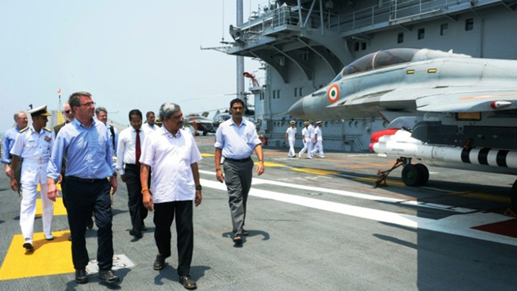 Bộ trưởng Quốc phòng Mỹ Ashton Carter (thứ hai từ trái sang) thăm tàu sân bay INS Vikramaditya tại căn cứ hải quân Karwar ở Goa, Ấn Độ ngày 11.4.2016 - Ảnh: AFP