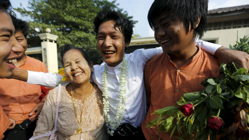 Tù nhân được trả tự do tại Yangon ngày 17.4 - Ảnh: Reuters 