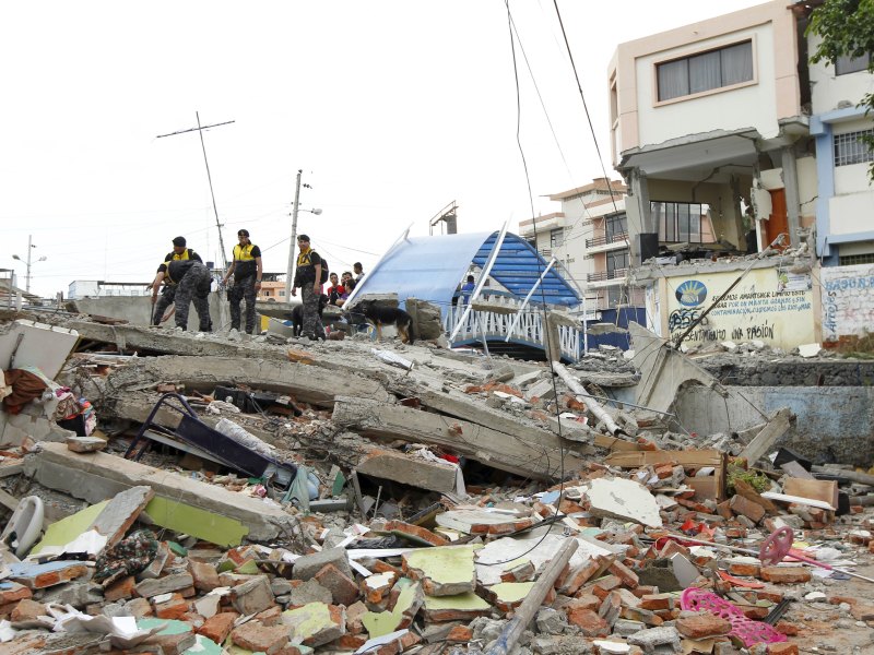 Tìm kiếm nạn nhân bên dưới đống đổ nát tại thị trấn Tarqui sau trận động đất ở Ecuador tối ngày 16.4 - Ảnh: Reuters