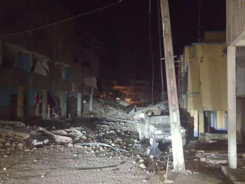 Trận động đất mạnh 7,8 độ richter làm sụp đổ nhiều nhà cửa ở Ecuador - Ảnh: Twitter