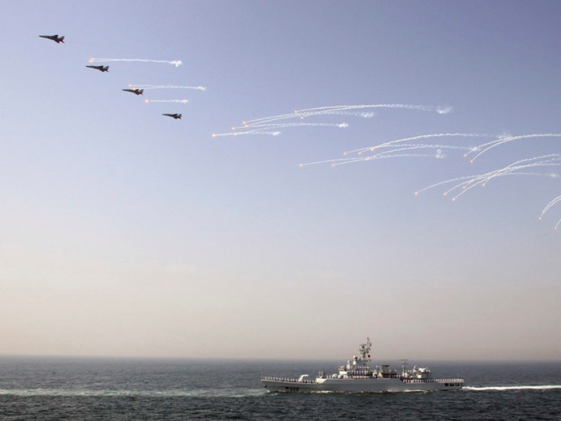 Tàu chiến và máy bay chiến đấu Trung Quốc trong một cuộc tập trận - Ảnh: Reuters