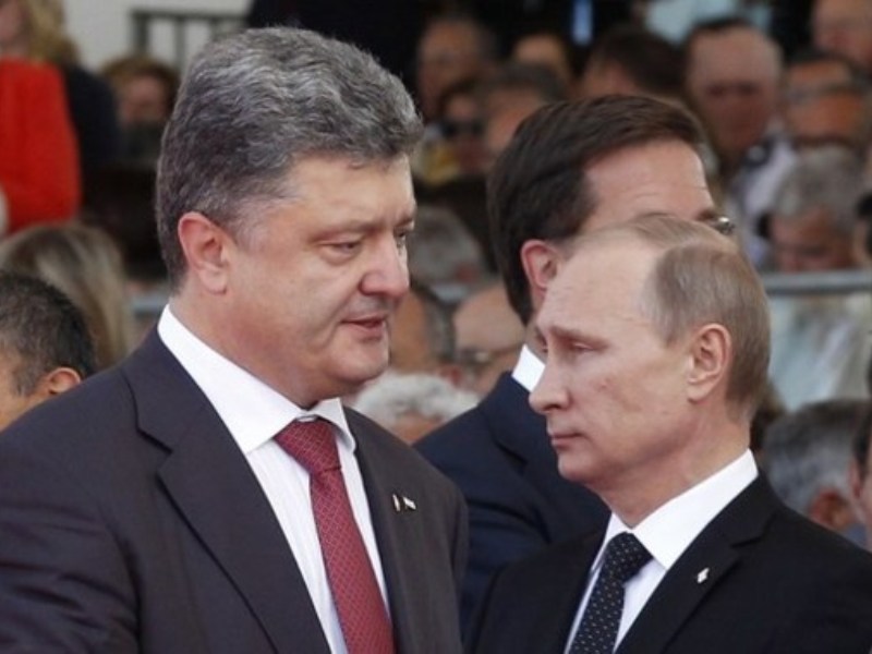 Tổng thống Ukraine Petro Poroshenko (trái) và Tổng thống Nga Vladimir Putin trong buổi lễ kỷ niệm D-Day (ngày đồng minh đổ bộ lên Normandy, Pháp trong Chiến tranh thế giới thứ 2) tại Pháp ngày 6.6.2014 - Ảnh: AFP