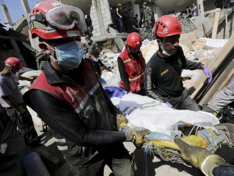 Các nhân viên cứu hộ đưa thi thể nạn nhân thiệt mạng trong trận động đất hôm 16.4 ra khỏi đống đổ nát ở Pedernales, Ecuador vào ngày 19.4 - Ảnh: Reuters