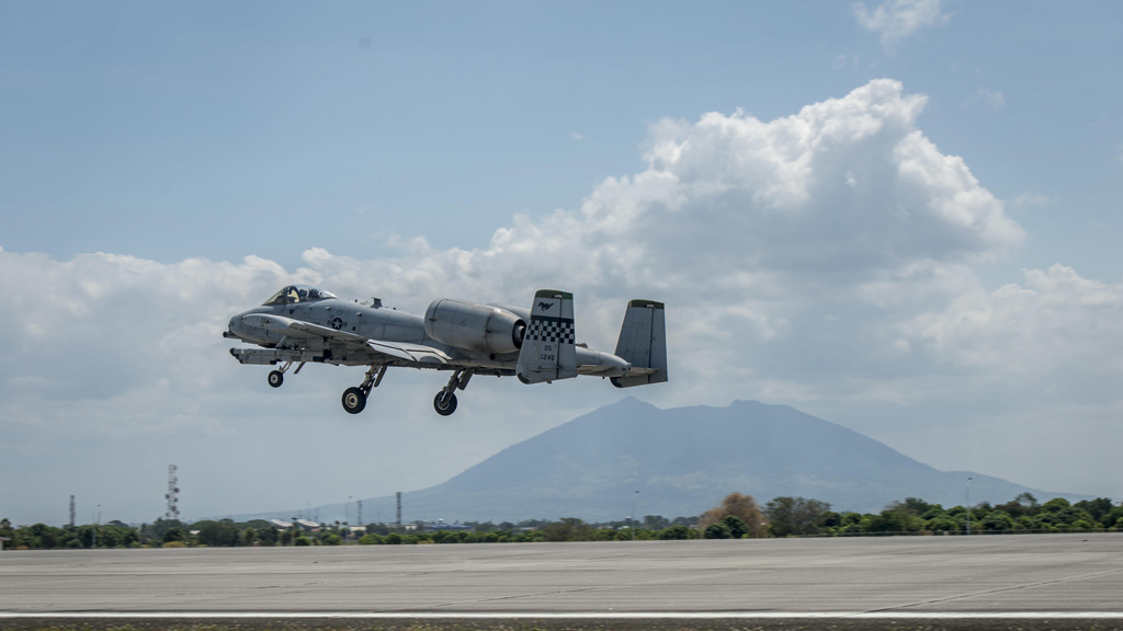 Máy bay A-10 Thần sấm II của Không quân Mỹ cất cánh từ căn cứ Clark, Philippines bay đi tuần tra gần bãi cạn Scarborough trên Biển Đông ngày 19.4.2016 - Ảnh: Không quân Mỹ