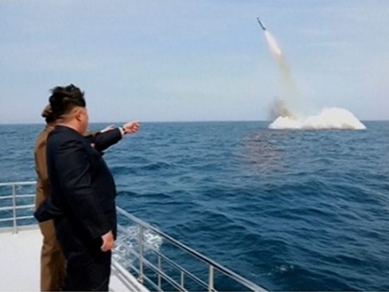 Hãng thông tấn trung ương Triều Tiên KCNA từng công bố bức ảnh Lãnh đạo Triều Tiên Kim Jong-un thị sát một cuộc thử nghiệm SLBM. Nhưng bức ảnh này bị tố là được cắt ghép bằng photoshop - Ảnh: KCNA