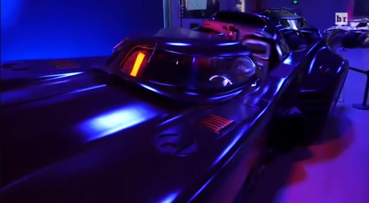 Ngôi sao bóng rổ NBA DeAndre Jordan được lái thử Batmobile