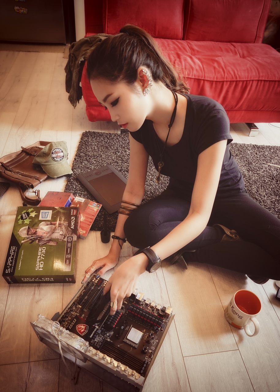 Cô gái yêu công nghệ cùng card AMD 7730