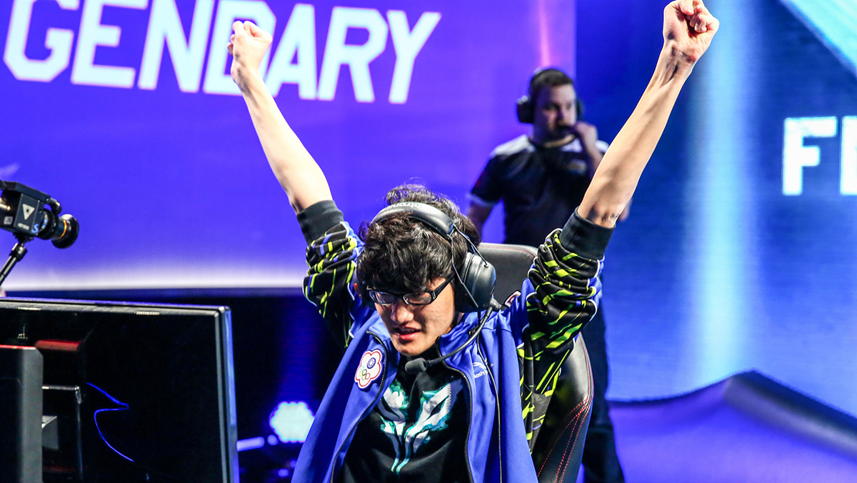 CKTG mùa 2015: Yoe Flash Wolves chạy nước rút, CLG hụt hơi.